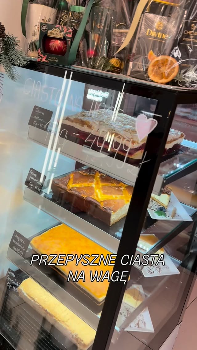 Ciasta na wagę w witrynie chłodniczej