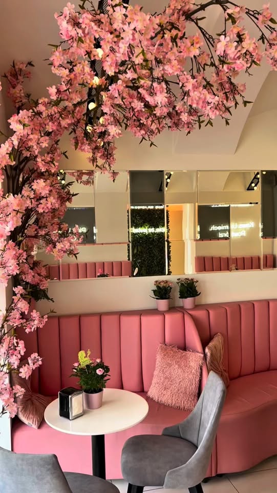 Różowe wnętrze Manufaktury Leżajsk — kwiaty wiśni, różowe sofy, elegancka atmosfera